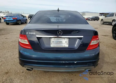 2011 Mercedes-Benz C 300 z USA, uszkodzony, nr VIN WDDGF5EB9BR174965